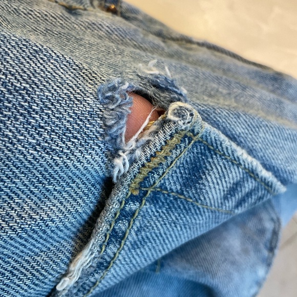 Levi’s 505 Jeans, Men’s 36” x 32”, Well Loved, Well Worn with Prefect Fraying. - Picture 14 of 16
